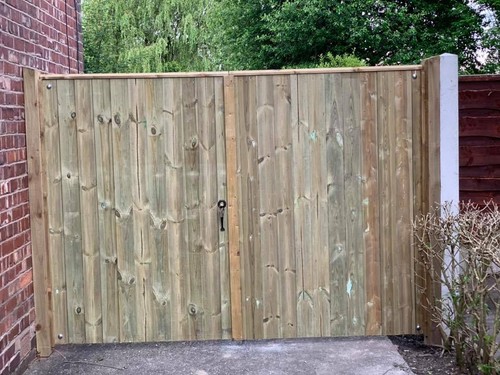 Wooden driveway gates high - driveway,