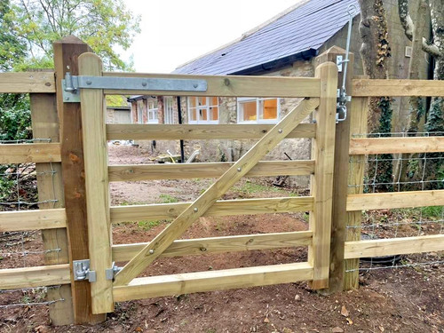 Wooden gate bar - bar,